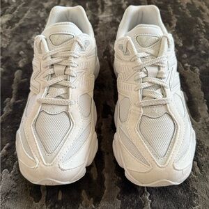 NEW BALANCE White Grey Athletic Girls 9060